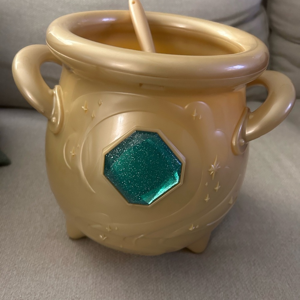 Magic Mixies - Working Magical Real Misting Gold Cauldron